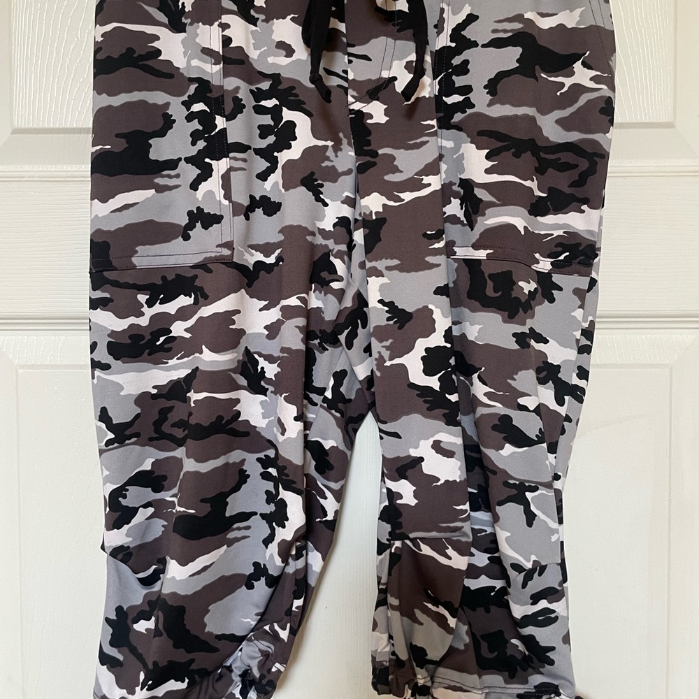 KOS women’s size medium soft capri pant